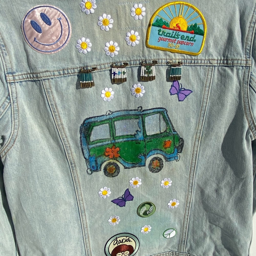 Vintage 80s beads painted Scooby Doo hippie van vw Daria patch pins jean jacket
